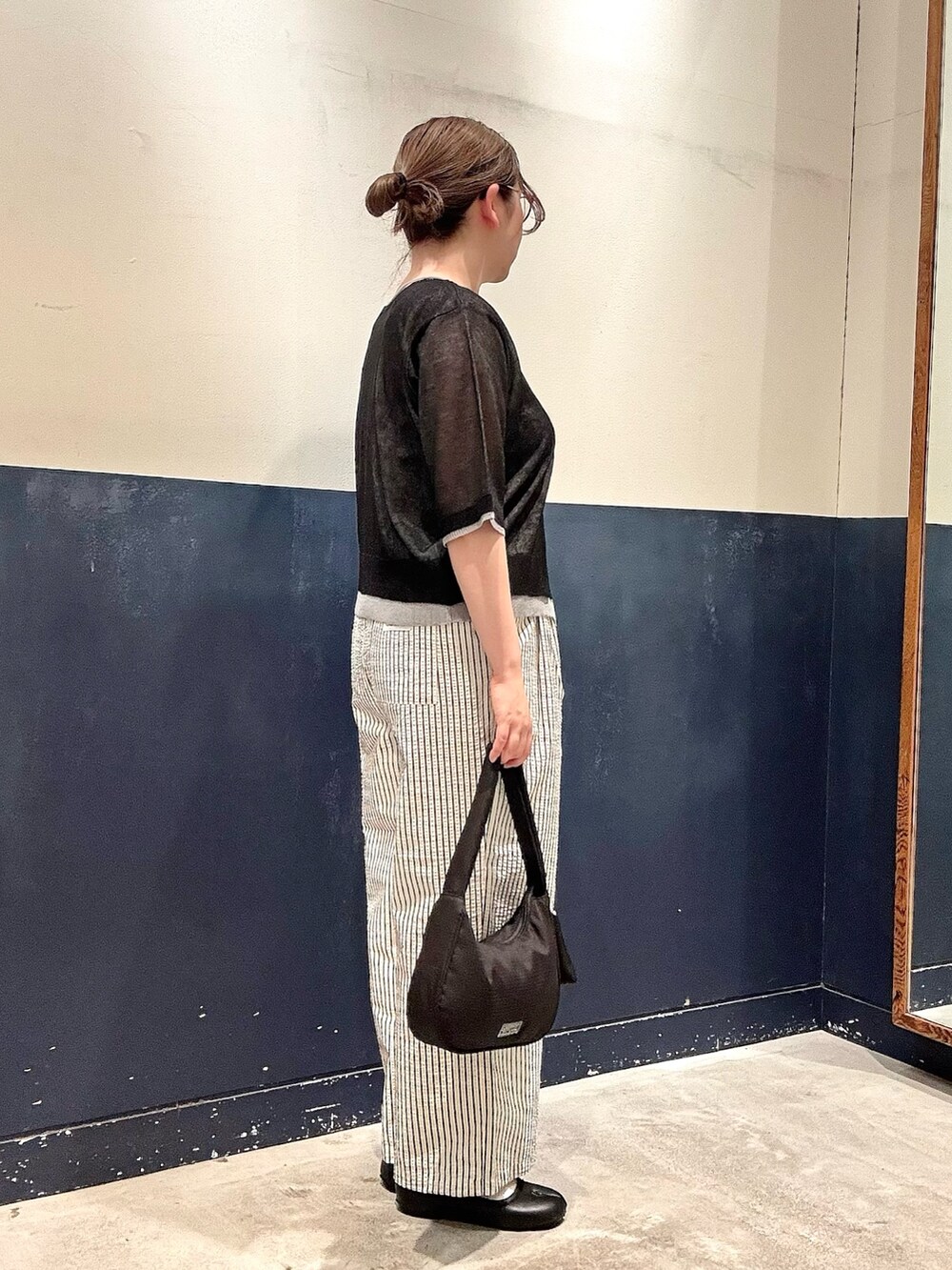 ブラック系のカーディガン/ボレロ、ブラック系のタンクトップ、ブラック系のショルダーバッグを着用したレディースの春コーディネートの2枚目の写真