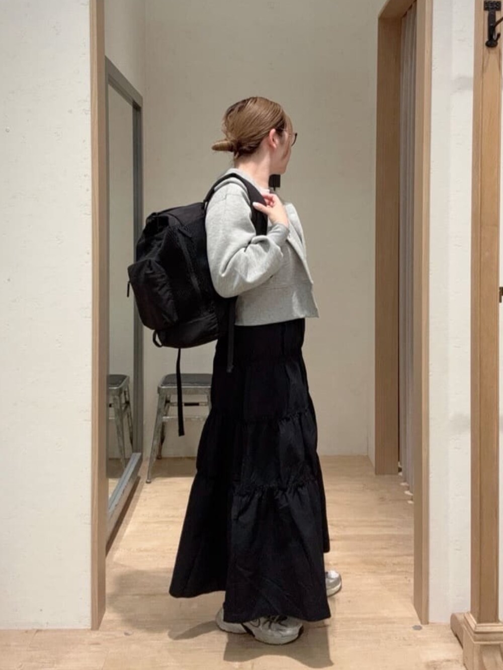 ホワイト系のTシャツ/カットソー、グレー系のTシャツ/カットソー、ブラック系のバックパック/リュックを着用したレディースの春コーディネートの2枚目の写真