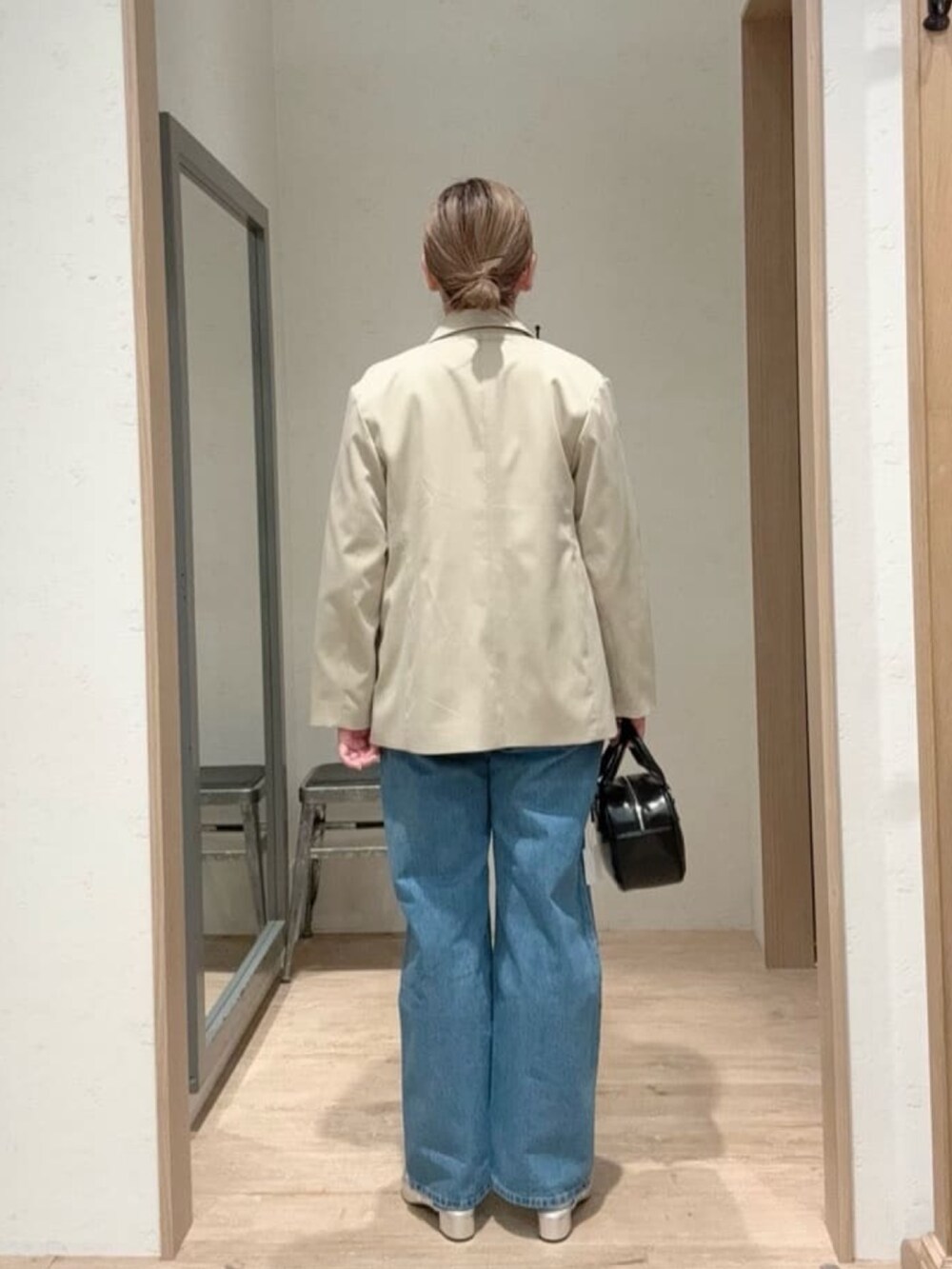 「チャオパニックティピー(CIAOPANIC TYPY)、ママコーデ、高身長女子、30代コーデ、きれいめカジュアル、オトナカジュアル、めがね、おしゃれさんと繋がりたい、GEVACO、ジャケット、ニット、デニム、シンプルコーデ、春コーデ、デートコーデ」｜「CIAOPANIC TYPYの【2025年S/S新作】エアリーコンフォートニット（ニット/セーター、グレー系）」を使った、ogitypyさん（レディース・165cm）の春コーディネートの3枚目の写真