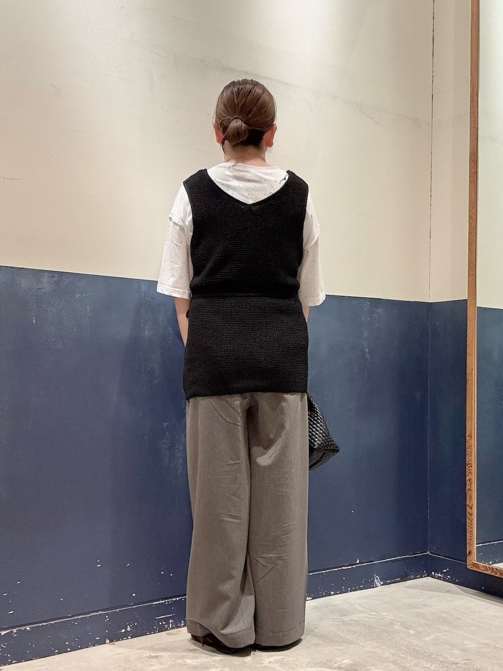 ホワイト系のTシャツ/カットソー、ブラック系のパンプス、ブラック系のショルダーバッグを着用したレディースの夏コーディネートの3枚目の写真