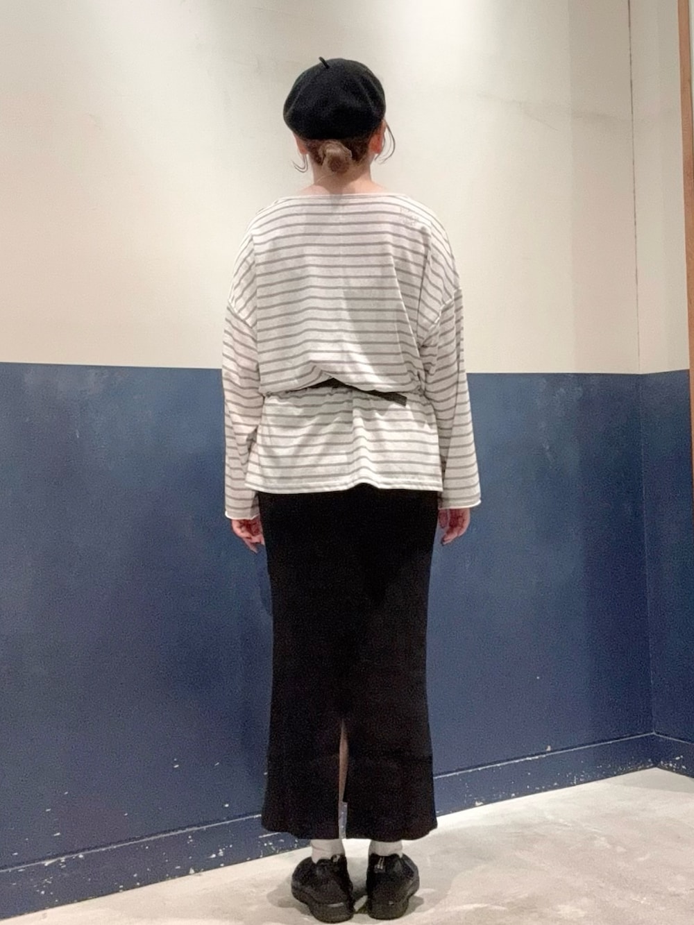 グレー系のTシャツ/カットソー、ブラック系のショルダーバッグ、ブラック系のスカートを着用したレディースの秋コーディネートの3枚目の写真