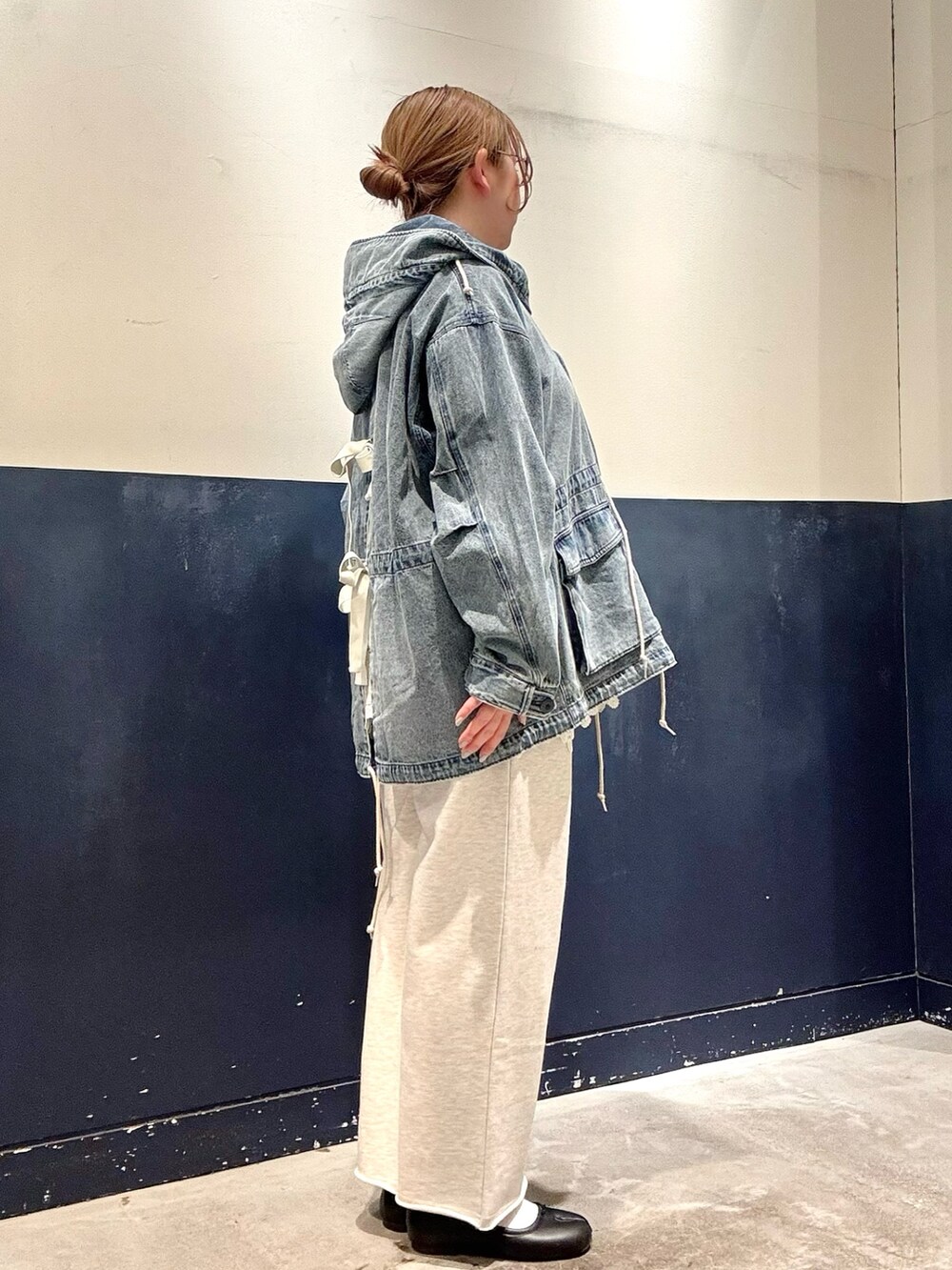 ホワイト系のスウェットパンツ、ブルー系のその他アウターを着用したレディースの冬コーディネートの2枚目の写真