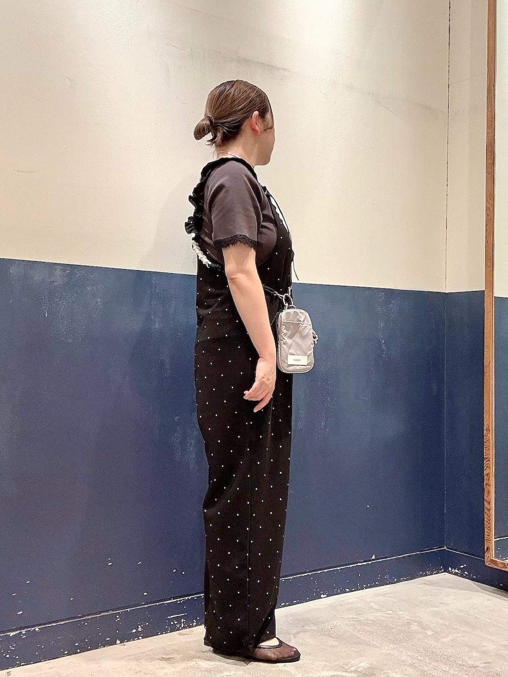 ブラック系のパンプス、ブラック系のつなぎ/オールインワン、グレー系のショルダーバッグを着用したレディースの夏コーディネートの2枚目の写真