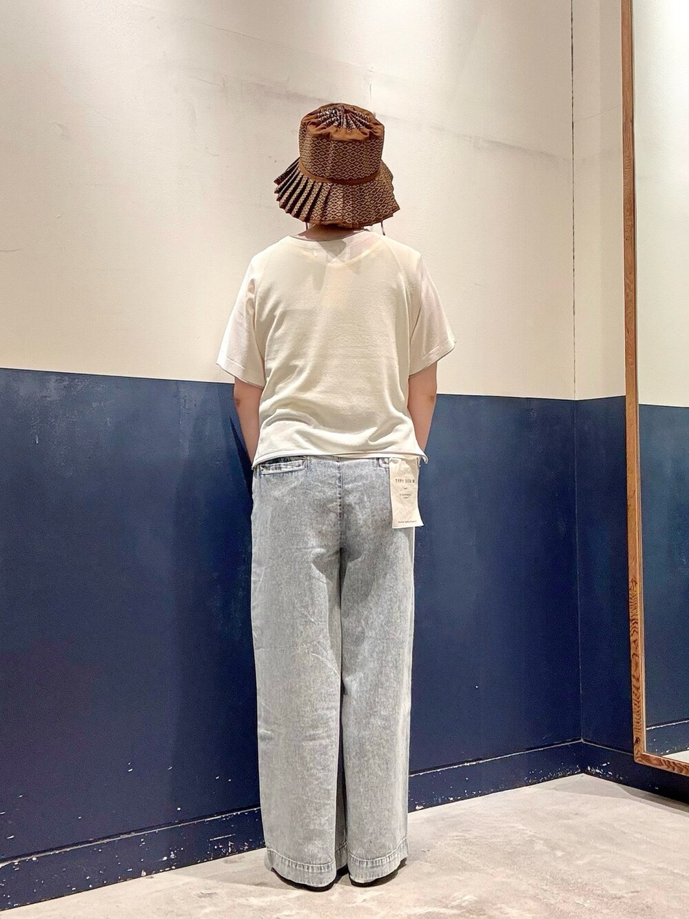ホワイト系のパンプス、ホワイト系のニット/セーター、イエロー系のタンクトップを着用したレディースの夏コーディネートの3枚目の写真