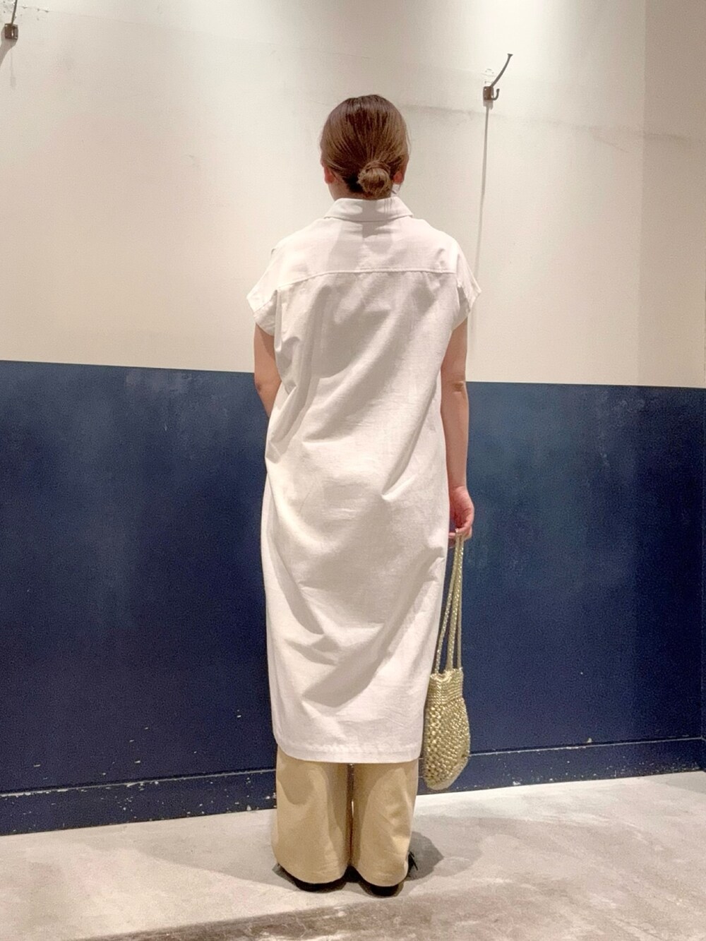 「チャオパニックティピー(CIAOPANIC TYPY)、ママコーデ、30代コーデ、高身長女子、シンプルコーデ、ラクチンコーデ、おしゃれさんと繋がりたい、ワンピース、GEVACO、夏コーデ、白ワンピース、シアー、オトナカジュアル、カジュアル、メガネ女子」｜「GEVACOの【GEVACO】フレンチスリーブシャツワンピース（ワンピース、ホワイト系）」を使った、ogitypyさん（骨格ストレート・レディース・165cm）の夏コーディネートの3枚目の写真