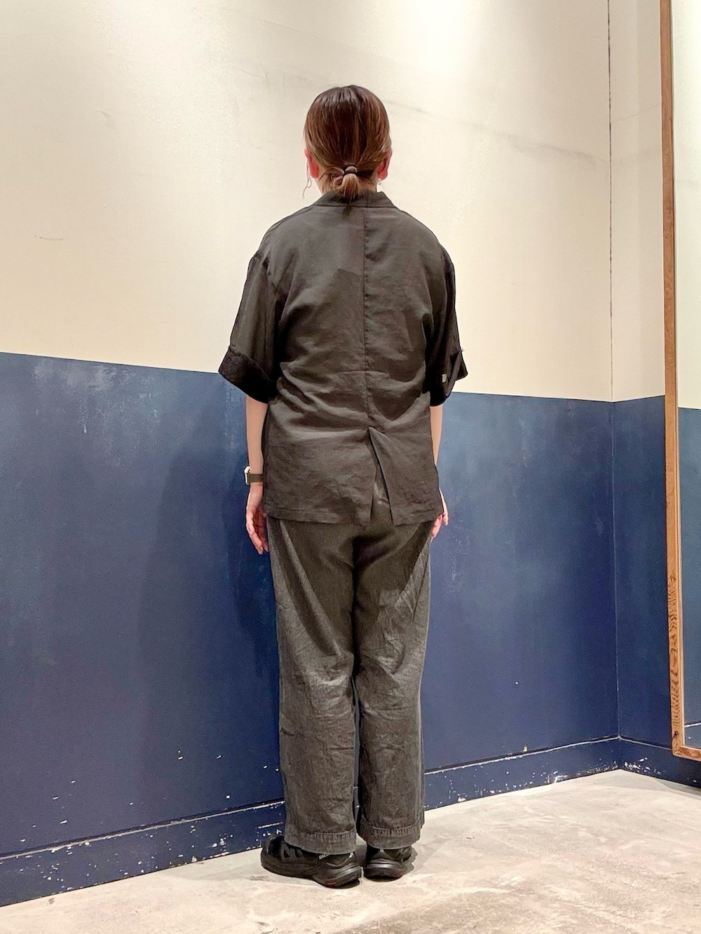 ブラック系のデニムパンツ、ブラック系のテーラードジャケット、ホワイト系のTシャツ/カットソーを着用したレディースの夏コーディネートの3枚目の写真