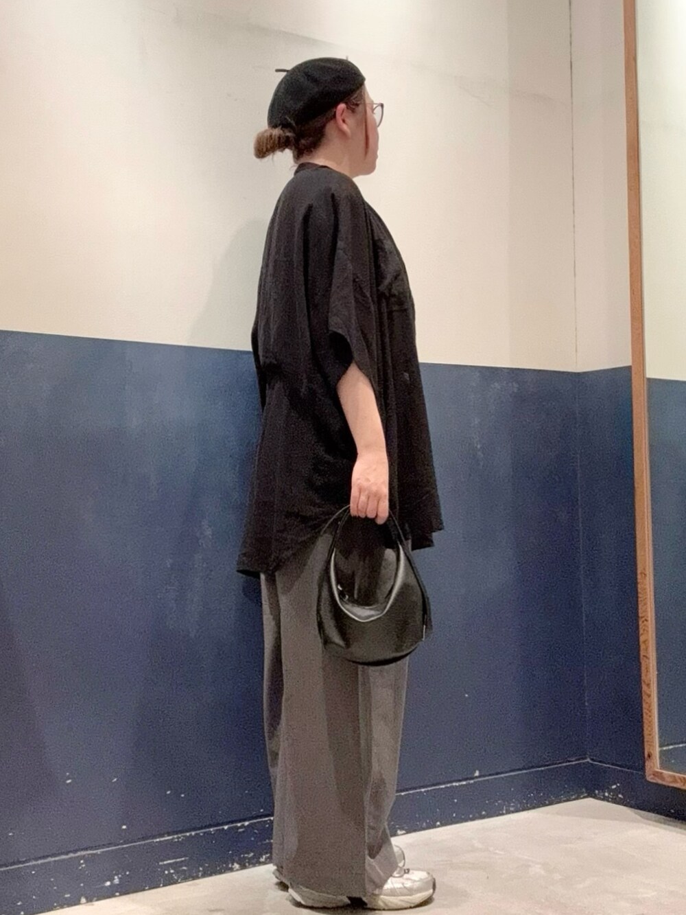 ブラック系のシャツ/ブラウス、グレー系のデニムパンツ、ブラック系のショルダーバッグを着用したレディースの秋コーディネートの2枚目の写真