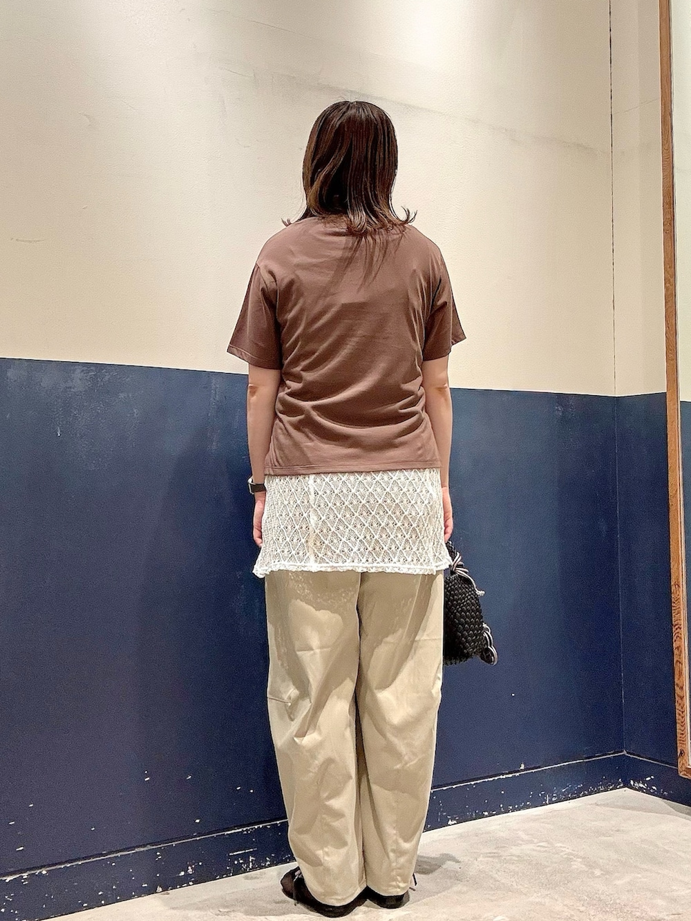 ブラック系のパンプス、グリーン系のその他パンツ、ブラウン系のTシャツ/カットソーを着用したレディースの夏コーディネートの3枚目の写真