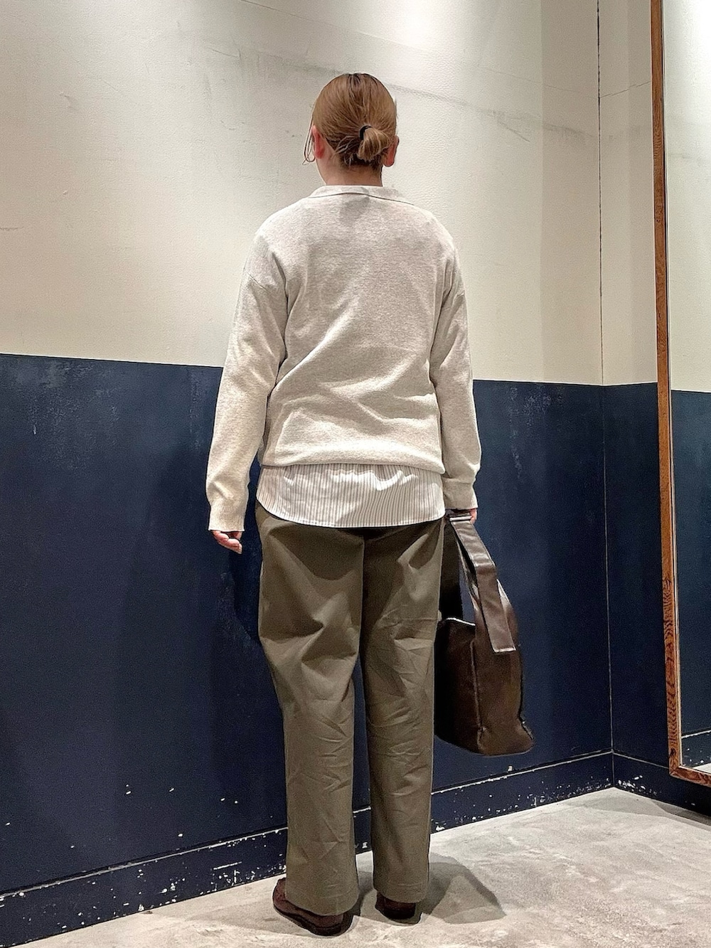 レッド系のローファー、グリーン系のその他パンツ、グレー系のシャツ/ブラウスを着用したレディースの春コーディネートの3枚目の写真