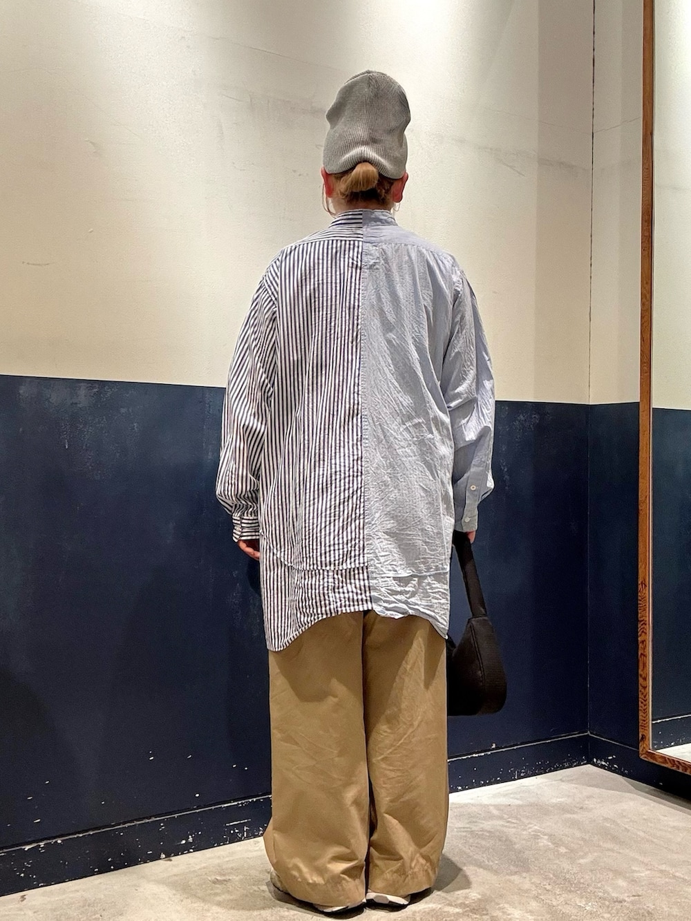 ブラック系のショルダーバッグ、ベージュ系のデニムパンツ、ブルー系のTシャツ/カットソーを着用したレディースの春コーディネートの3枚目の写真