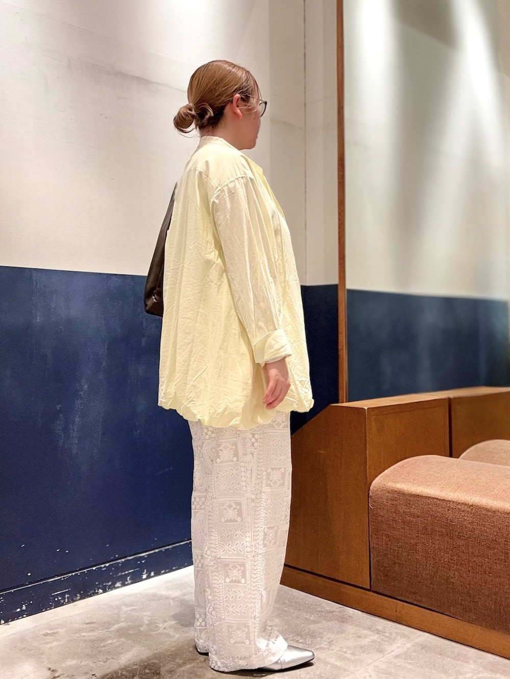 シルバー系のパンプス、ホワイト系のその他パンツ、イエロー系のシャツ/ブラウスを着用したレディースの春コーディネートの2枚目の写真