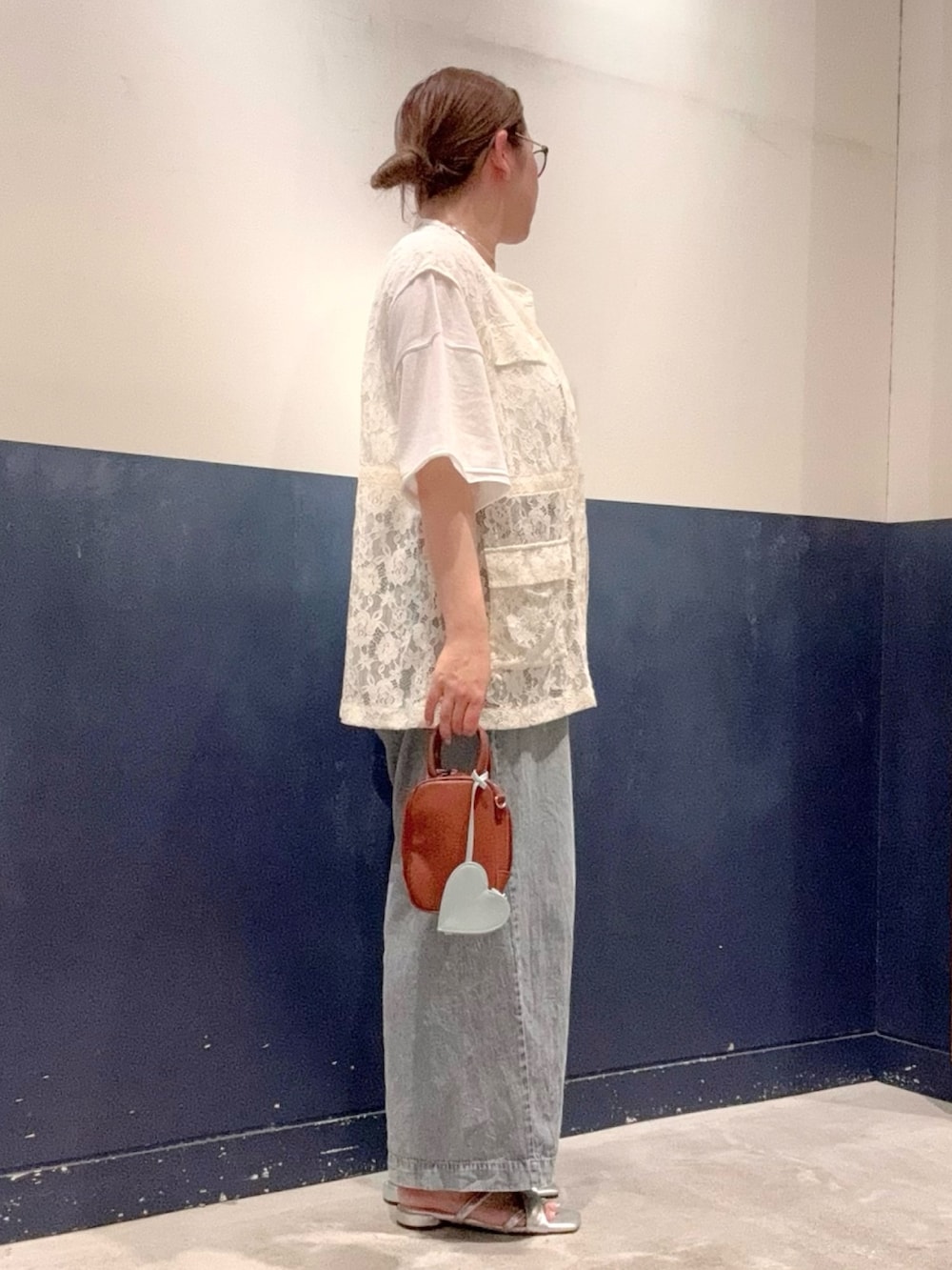 「チャオパニックティピー(CIAOPANIC TYPY)、ママコーデ、高身長女子、30代コーデ、おしゃれさんと繋がりたい、きれいめカジュアル、オトナカジュアル、オトナ女子、デニム、レース、ベスト、シアートップス、サンダル、シンプルコーデ、ラクチンコーデ」｜「CIAOPANIC TYPYのフラットデザインサンダル（サンダル、シルバー系）」を使った、ogitypyさん（骨格ストレート・レディース・165cm）の夏コーディネートの2枚目の写真