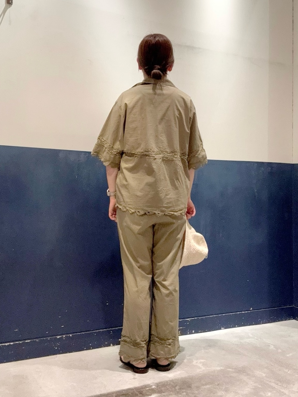 グリーン系のシャツ/ブラウス、グレー系のタンクトップ、グリーン系のその他パンツを着用したレディースの夏コーディネートの3枚目の写真