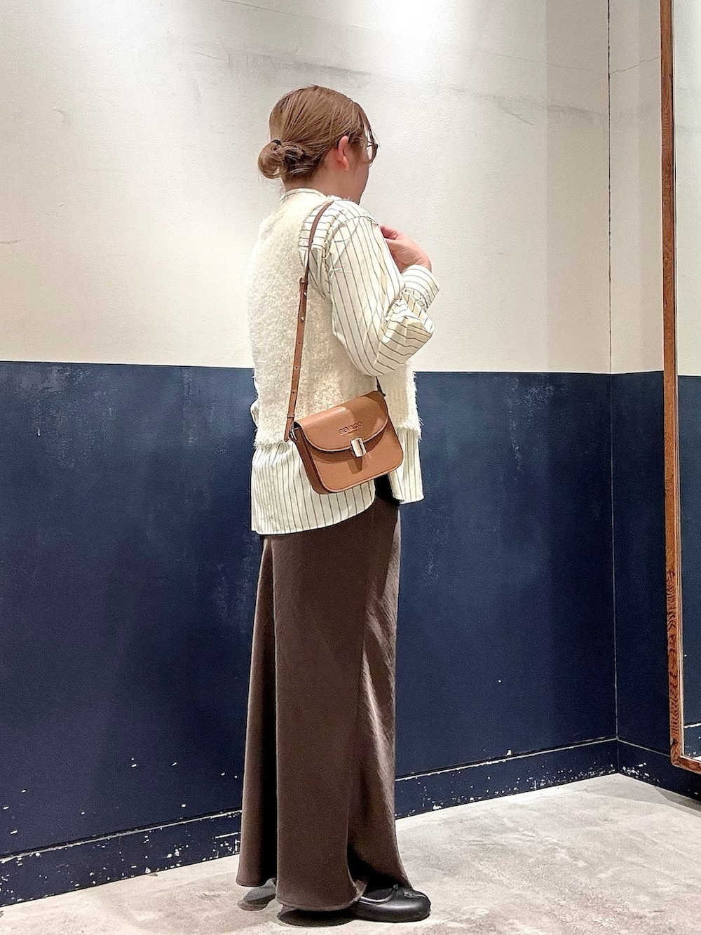 イエロー系のショルダーバッグ、イエロー系のシャツ/ブラウス、イエロー系のニット/セーターを着用したレディースの冬コーディネートの2枚目の写真