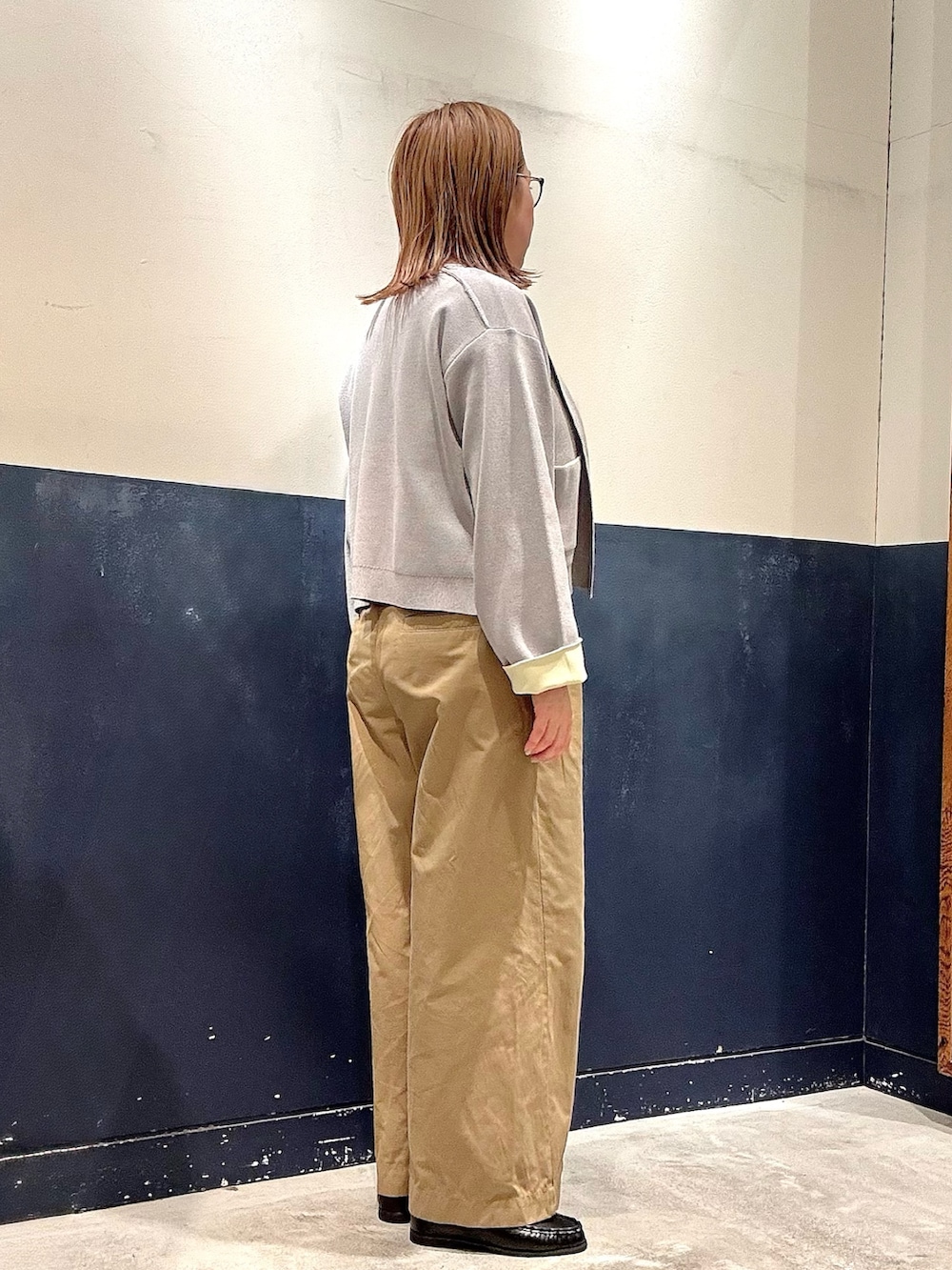 ブラック系のローファー、ベージュ系のデニムパンツ、グレー系のTシャツ/カットソーを着用したレディースの冬コーディネートの2枚目の写真