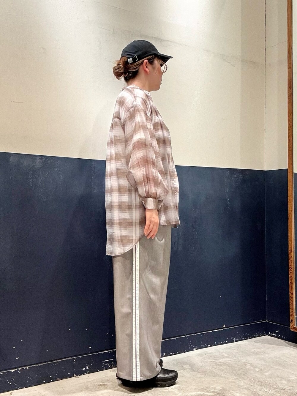 パープル系のシャツ/ブラウス、グレー系のスラックス、ホワイト系のTシャツ/カットソーを着用したレディースの夏コーディネートの2枚目の写真
