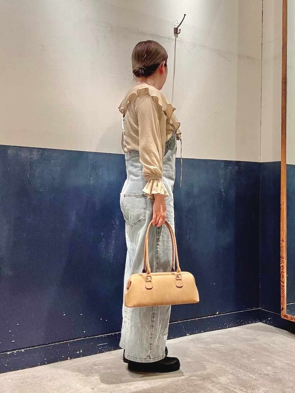 ブルー系のサロペット/オーバーオール、ベージュ系のシャツ/ブラウス、シルバー系のネックレスを着用したレディースの春コーディネートの2枚目の写真