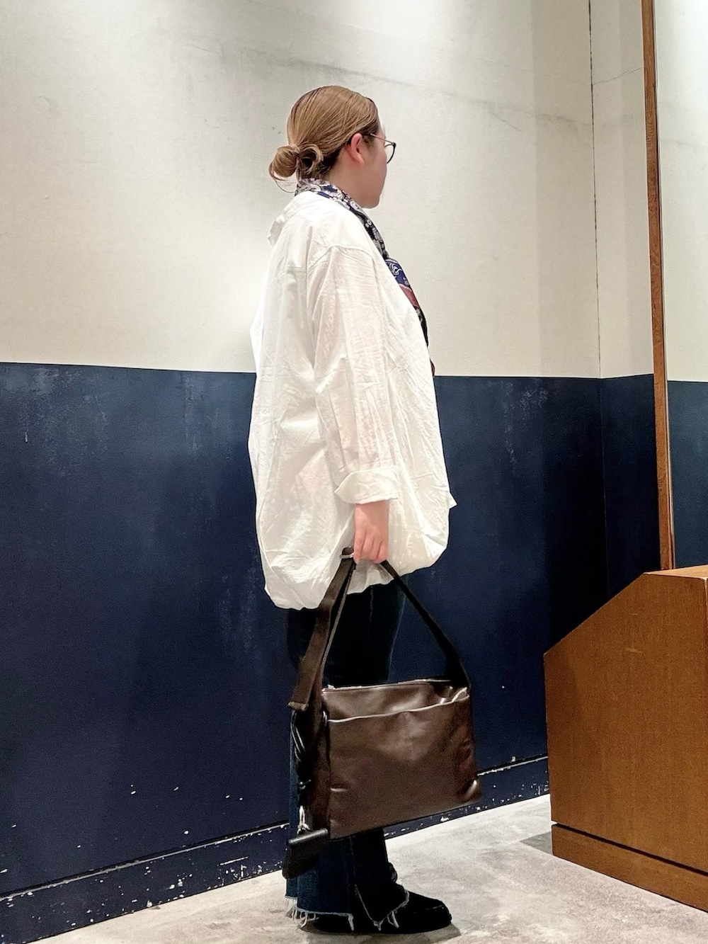 ブラック系のローファー、ブルー系のデニムパンツ、ホワイト系のシャツ/ブラウスを着用したレディースの春コーディネートの2枚目の写真