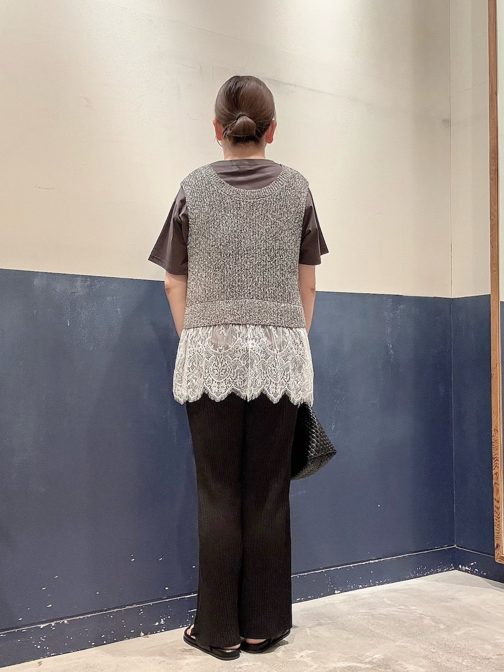 グレー系のTシャツ/カットソー、グレー系のベスト、ブラック系のサンダルを着用したレディースの夏コーディネートの3枚目の写真