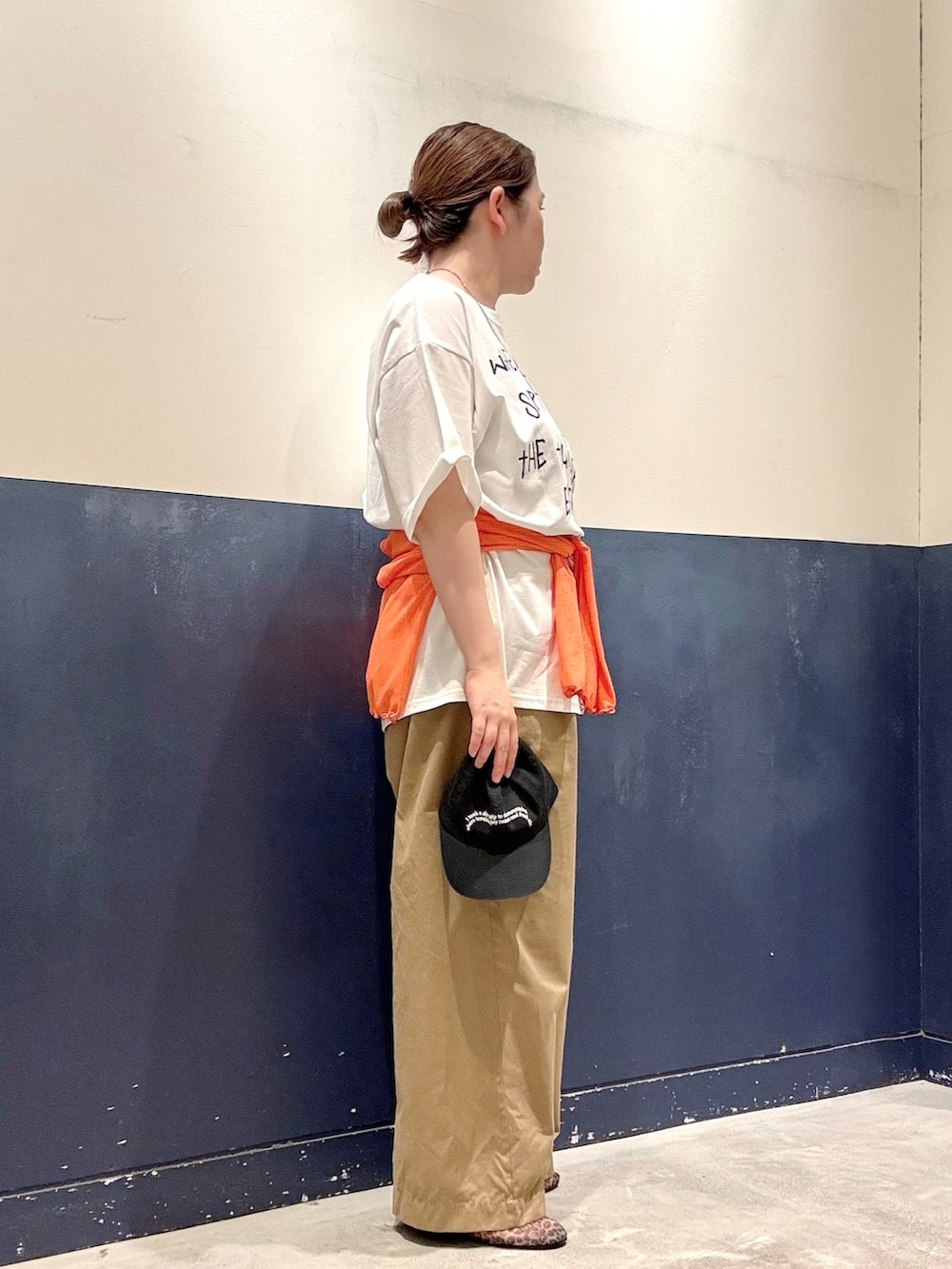ブラウン系のパンプス、ベージュ系のデニムパンツ、ホワイト系のTシャツ/カットソーを着用したレディースの夏コーディネートの2枚目の写真