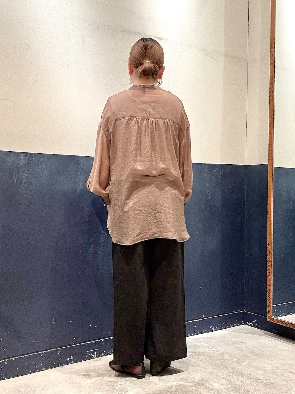 ブラック系のパンプス、ブラウン系のシャツ/ブラウス、グレー系のタンクトップを着用したレディースの春コーディネートの3枚目の写真