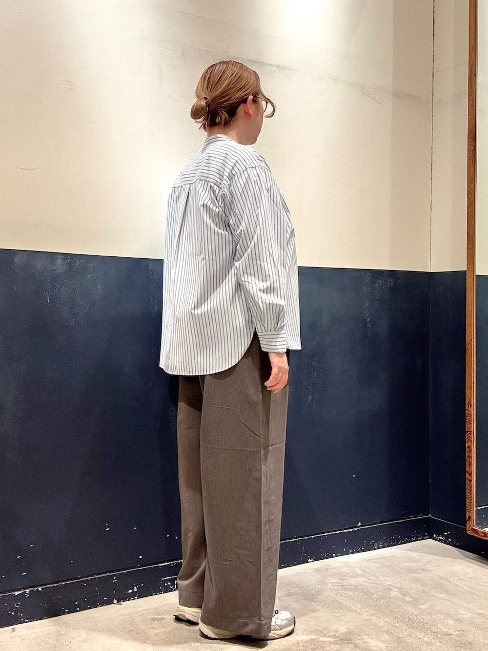 グレー系のデニムパンツ、ホワイト系のTシャツ/カットソー、ブルー系のシャツ/ブラウスを着用したレディースの春コーディネートの2枚目の写真