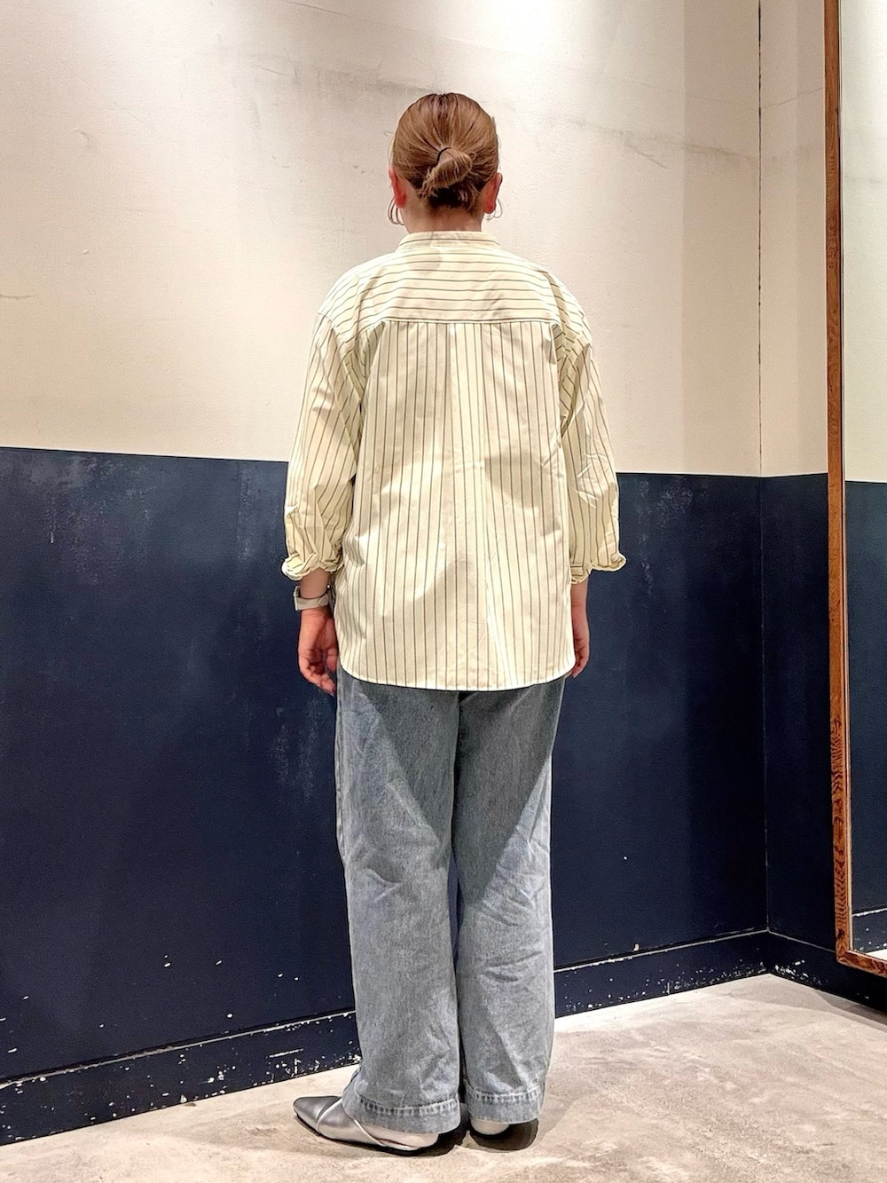 シルバー系のパンプス、イエロー系のシャツ/ブラウス、ホワイト系のTシャツ/カットソーを着用したレディースの春コーディネートの3枚目の写真