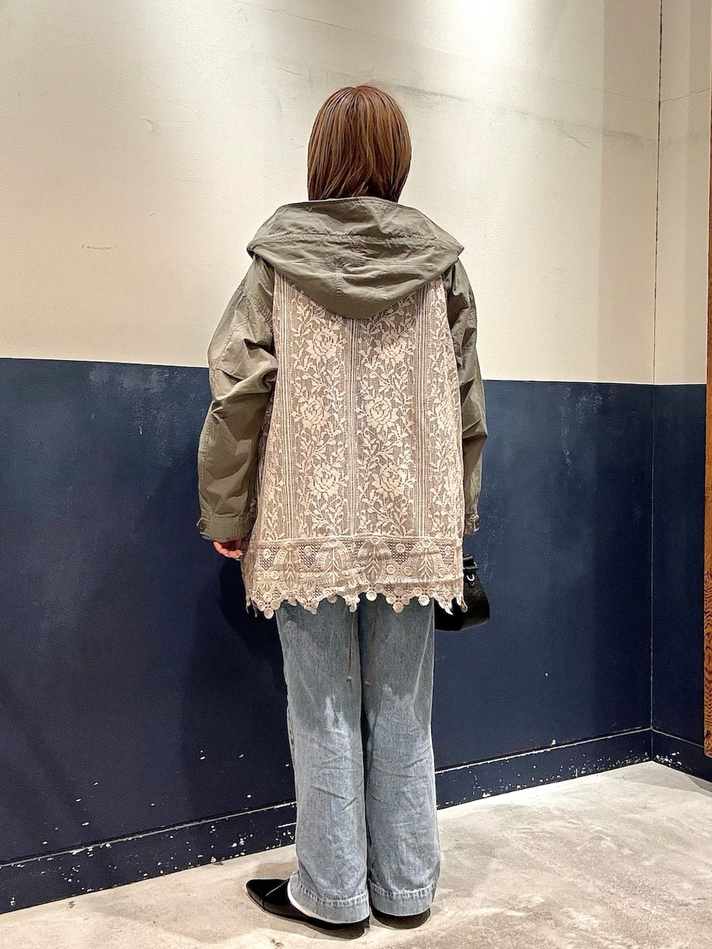 グリーン系のその他アウター、ブラック系のニット/セーター、ブラック系のパンプスを着用したレディースの冬コーディネートの3枚目の写真