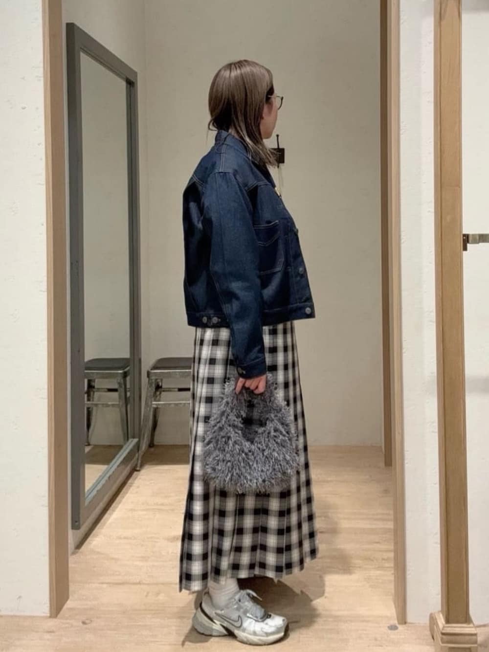 ブルー系のTシャツ/カットソー、ホワイト系のスカートを着用したレディースの秋コーディネートの2枚目の写真