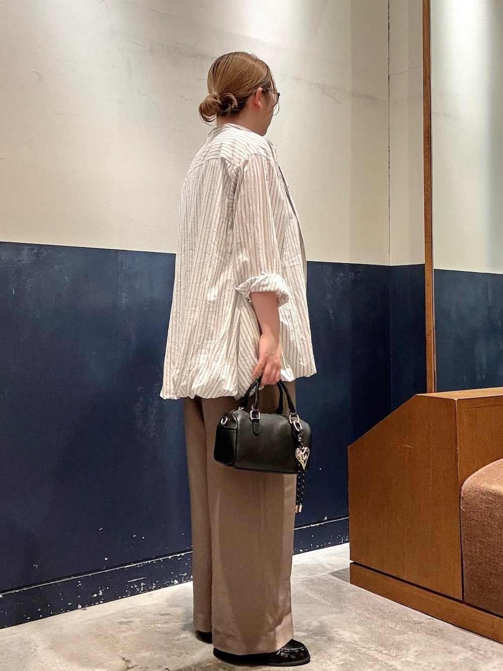 ブラック系のローファー、ブラック系のタンクトップ、ホワイト系のシャツ/ブラウスを着用したレディースの春コーディネートの2枚目の写真