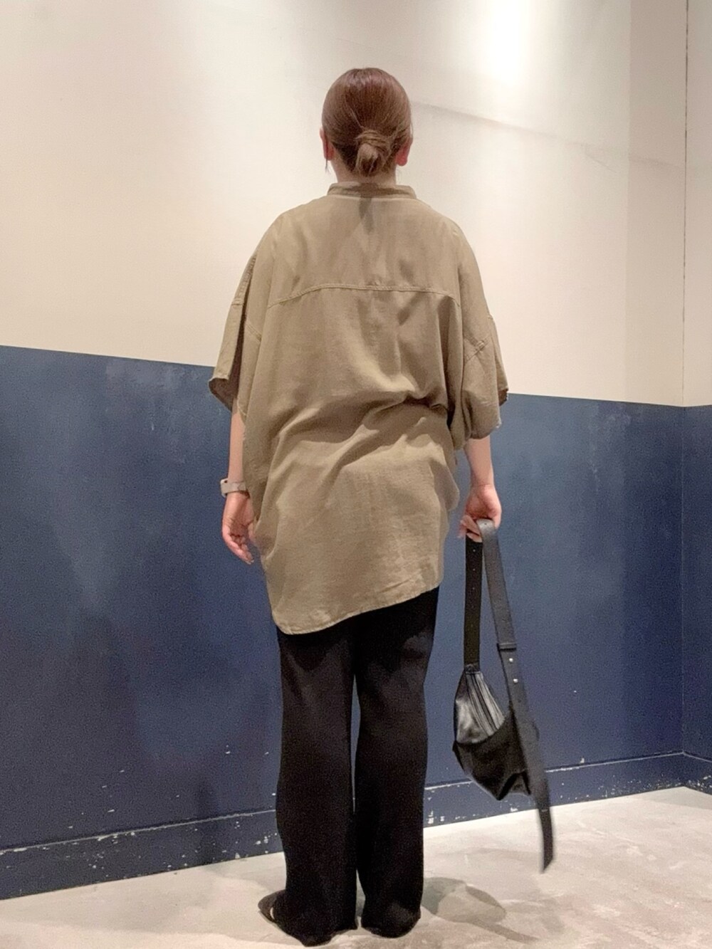 グリーン系のシャツ/ブラウス、ブラック系のショルダーバッグ、ブラック系のその他パンツを着用したレディースの夏コーディネートの3枚目の写真