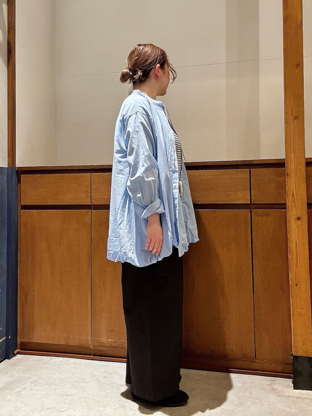 ブラック系のスニーカー、ブラック系のデニムパンツ、グレー系のTシャツ/カットソーを着用したレディースの春コーディネートの2枚目の写真