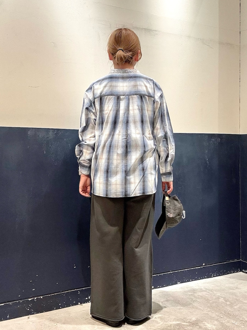 ホワイト系のTシャツ/カットソー、グレー系のスウェットパンツ、ブラック系のローファーを着用したレディースの冬コーディネートの3枚目の写真