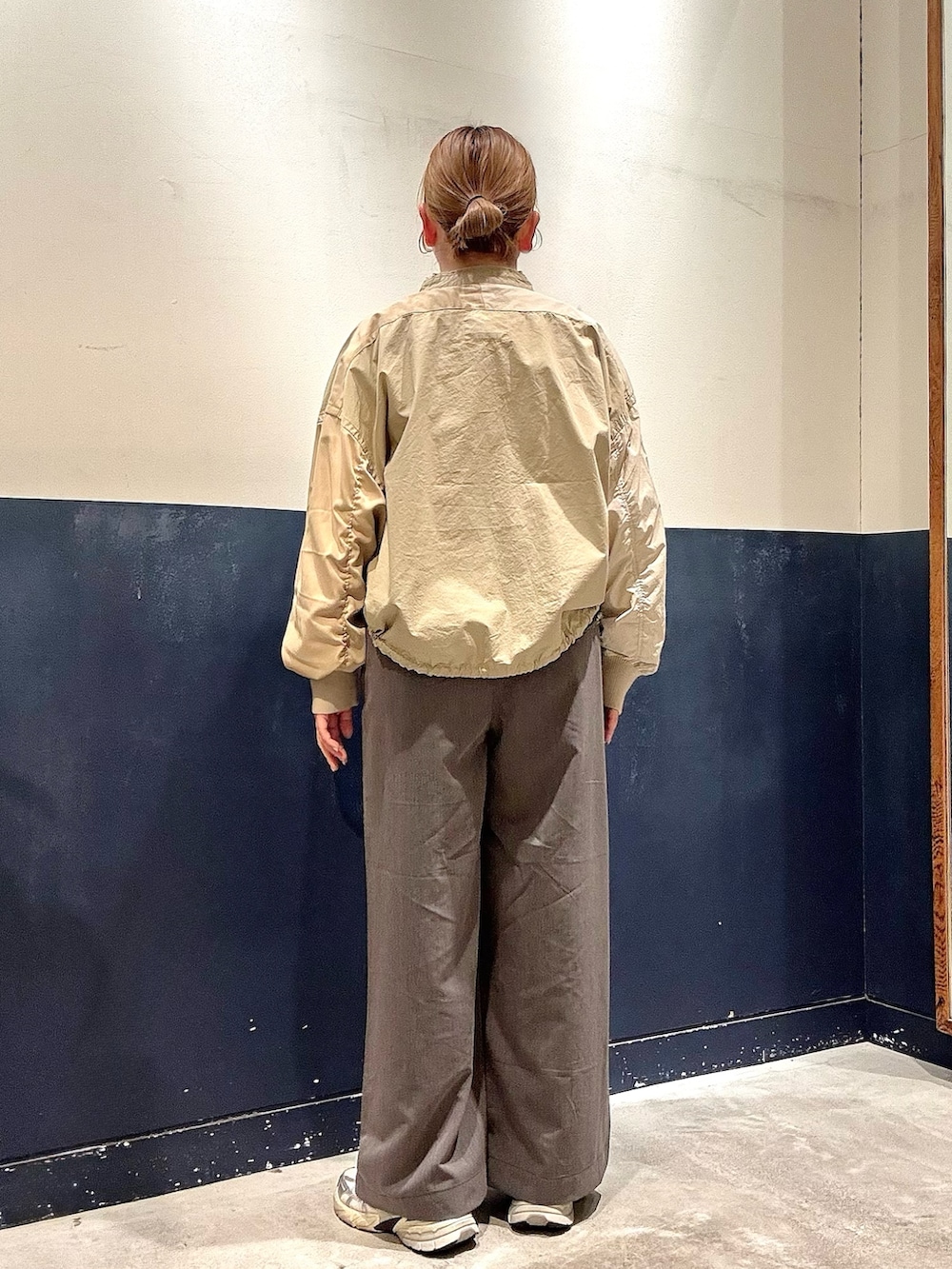 グリーン系のシャツ/ブラウス、ベージュ系のシャツ/ブラウス、ホワイト系のTシャツ/カットソーを着用したレディースの春コーディネートの3枚目の写真