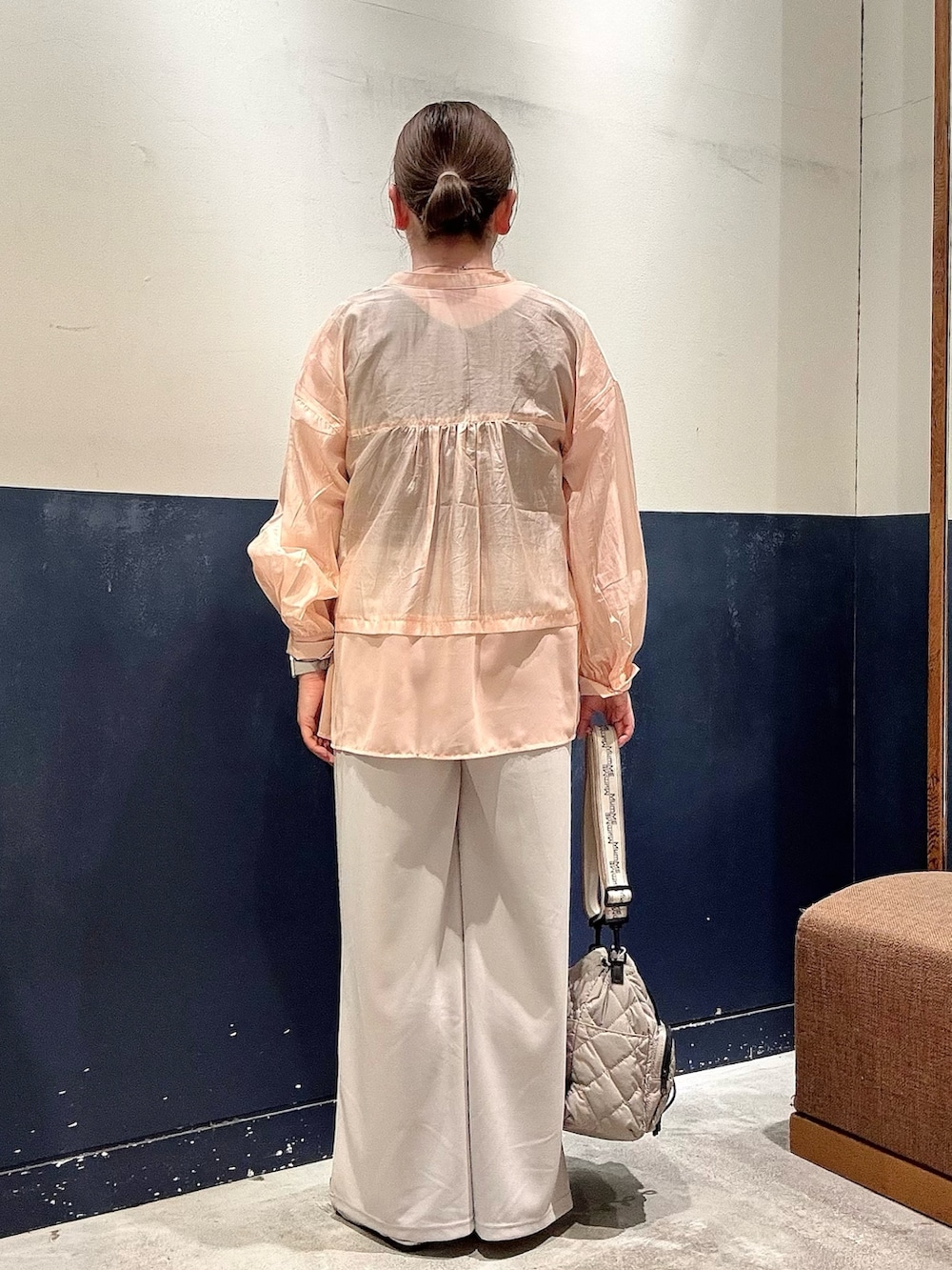 グレー系のショルダーバッグ、シルバー系のパンプス、ピンク系のシャツ/ブラウスを着用したレディースの春コーディネートの3枚目の写真