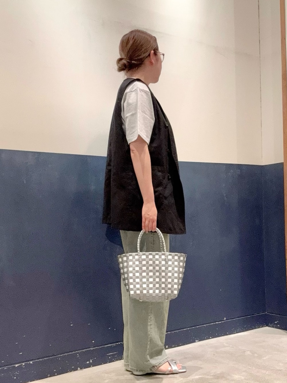 「チャオパニックティピー(CIAOPANIC TYPY)、ママコーデ、高身長女子、30代コーデ、おしゃれさんと繋がりたい、オトナカジュアル、きれいめカジュアル、オトナ女子、ロゴT、ユニセックス、Tシャツ、デニム、サンダル、かごバッグ、パンツコーデ」|「CIAOPANIC TYPYの【UNISEX】【全12色展開】メッセージプリント半袖Tee(Tシャツ/カットソー、グレー系)」を使った、ogitypyさん(骨格ストレート・レディース・165cm)の夏コーディネートの2枚目の写真