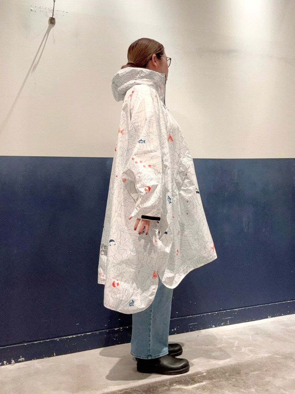 ホワイト系のレインコート/ポンチョを着用したレディースの夏コーディネートの2枚目の写真