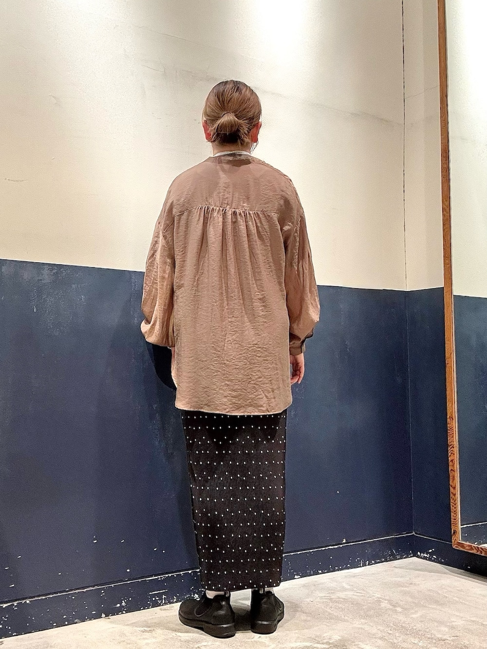 ブラック系のスカート、ブラウン系のシャツ/ブラウス、ブラック系のTシャツ/カットソーを着用したレディースの夏コーディネートの3枚目の写真