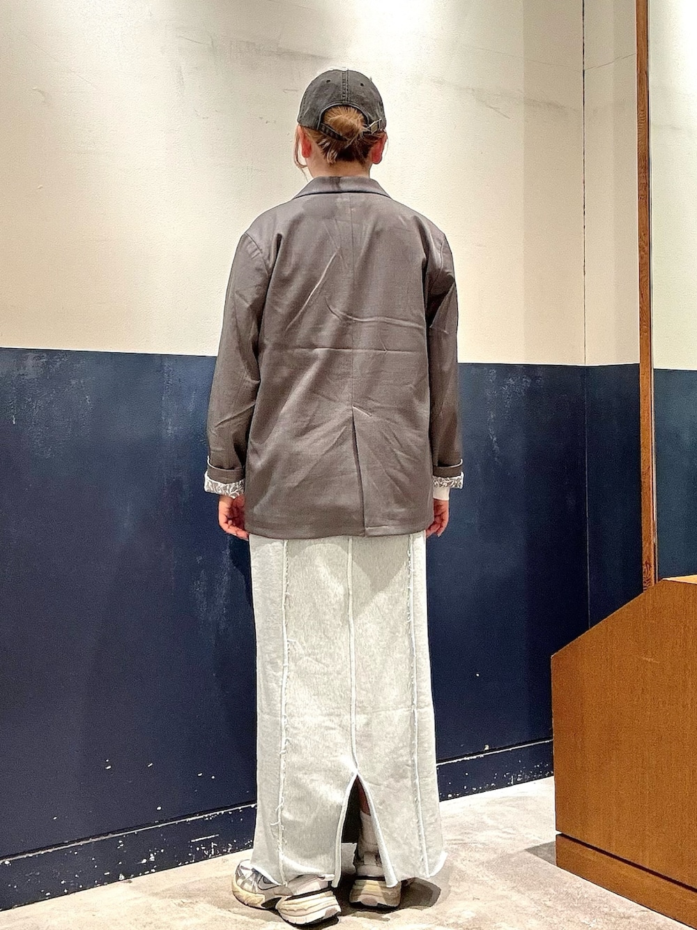 ブルー系のスカート、ホワイト系のTシャツ/カットソー、グレー系のテーラードジャケットを着用したレディースの春コーディネートの3枚目の写真