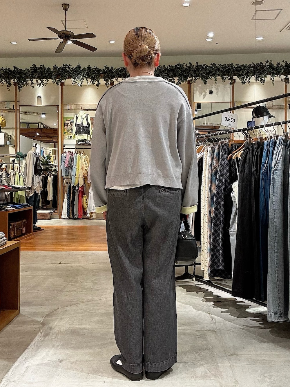 グレー系のカーディガン/ボレロ、ブラック系のショルダーバッグ、ブラック系のデニムパンツを着用したレディースの春コーディネートの3枚目の写真