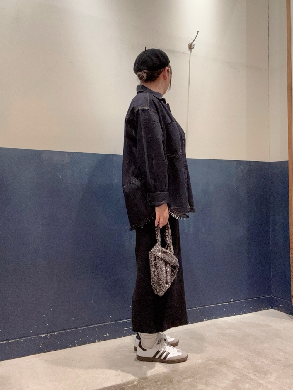 ブルー系のデニムジャケット、ホワイト系のTシャツ/カットソー、グレー系のハンドバッグを着用したレディースの春コーディネートの2枚目の写真