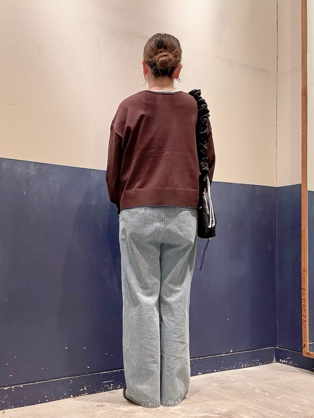 ブラック系のショルダーバッグ、ブラウン系のカーディガン/ボレロ、ホワイト系のTシャツ/カットソーを着用したレディースの秋コーディネートの3枚目の写真