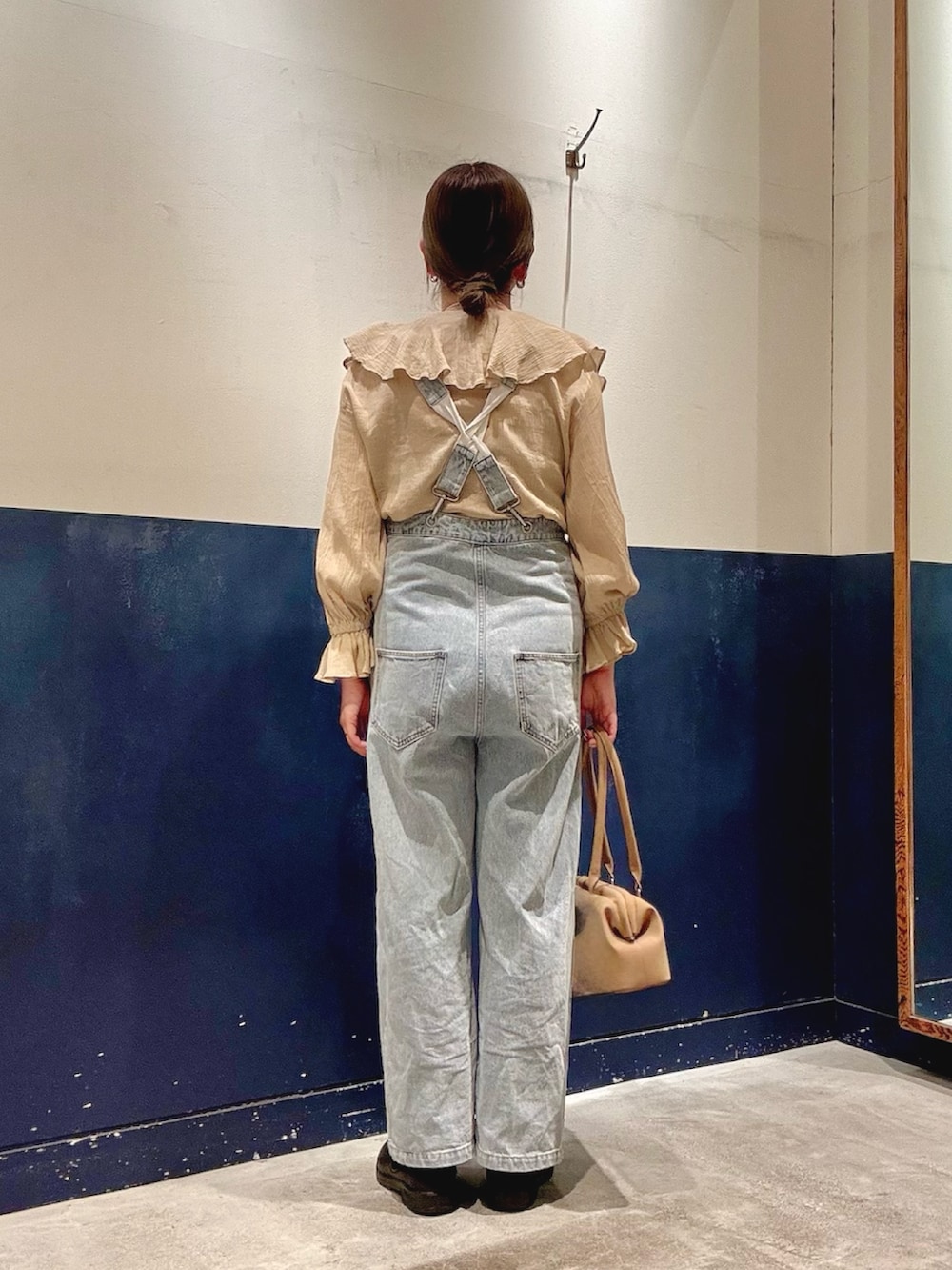 ブルー系のサロペット/オーバーオール、ベージュ系のシャツ/ブラウス、シルバー系のネックレスを着用したレディースの春コーディネートの3枚目の写真