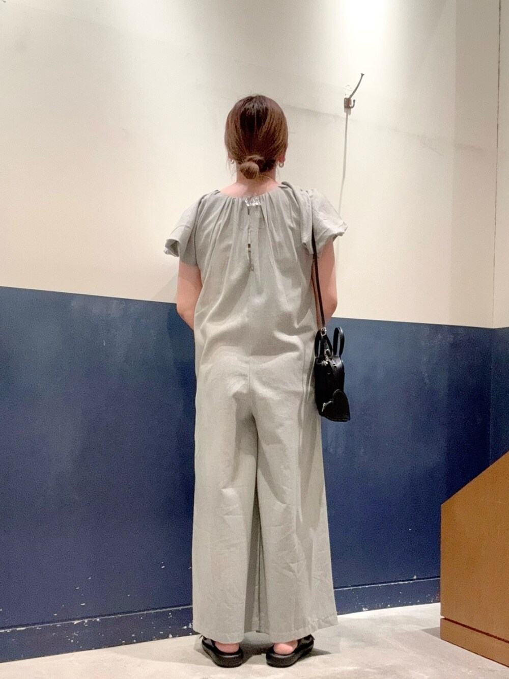 ブラック系のトートバッグ、グレー系のサロペット/オーバーオール、ブラック系のサンダルを着用したレディースの夏コーディネートの3枚目の写真