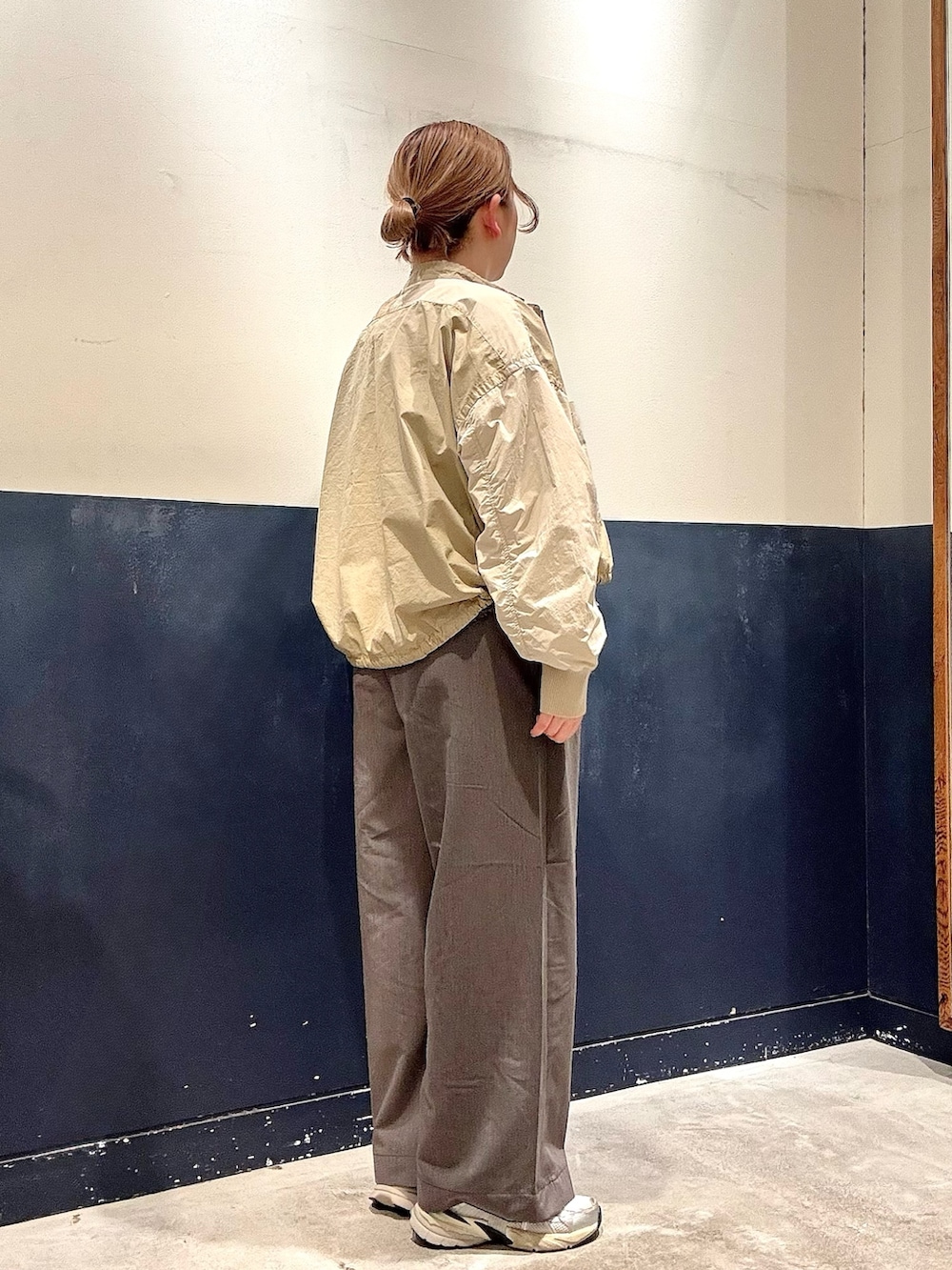 グリーン系のシャツ/ブラウス、ベージュ系のシャツ/ブラウス、ホワイト系のTシャツ/カットソーを着用したレディースの春コーディネートの2枚目の写真