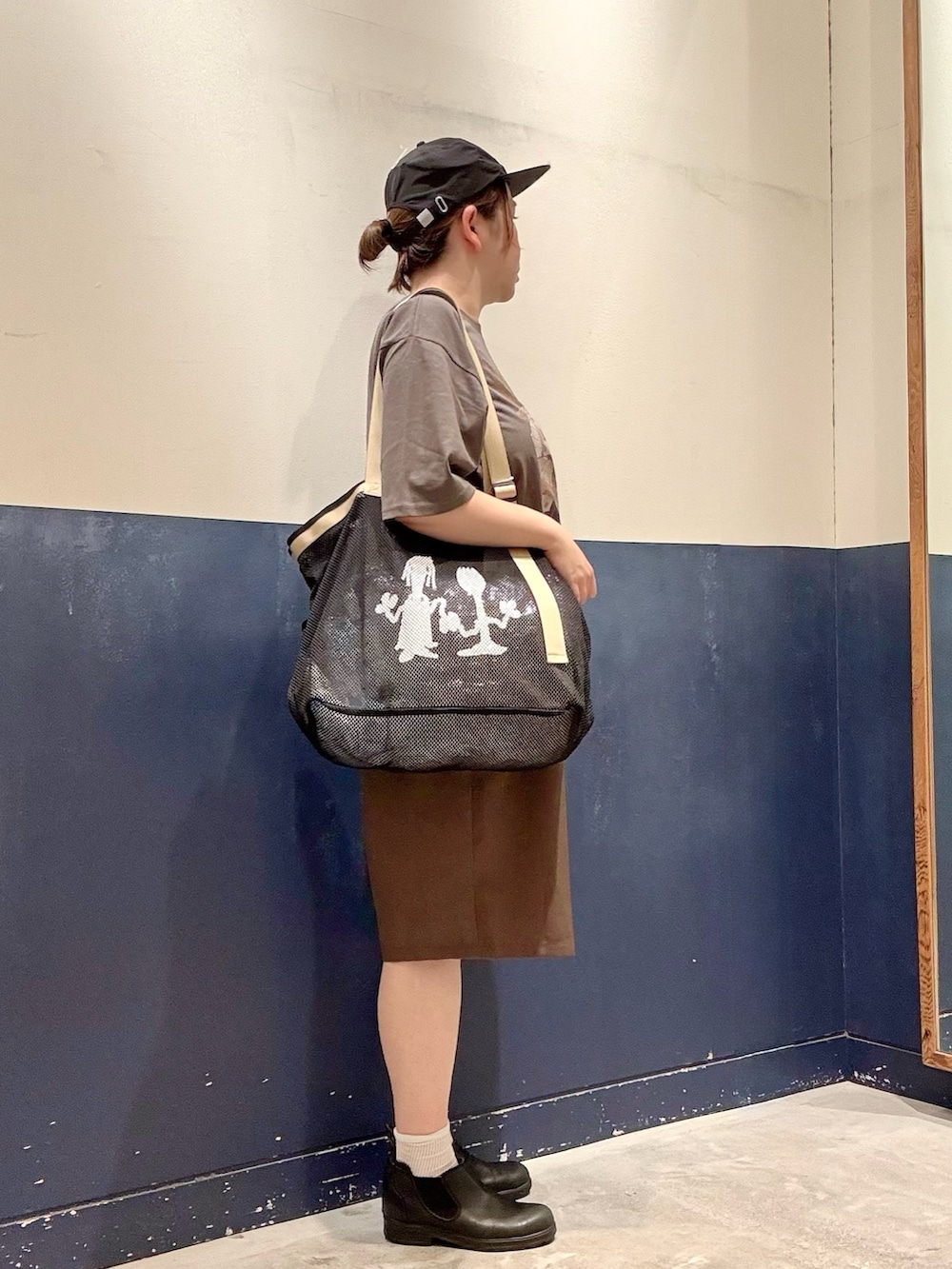 ブラック系のTシャツ/カットソー、ブラック系のトートバッグ、ブラウン系のその他パンツを着用したレディースの夏コーディネートの2枚目の写真