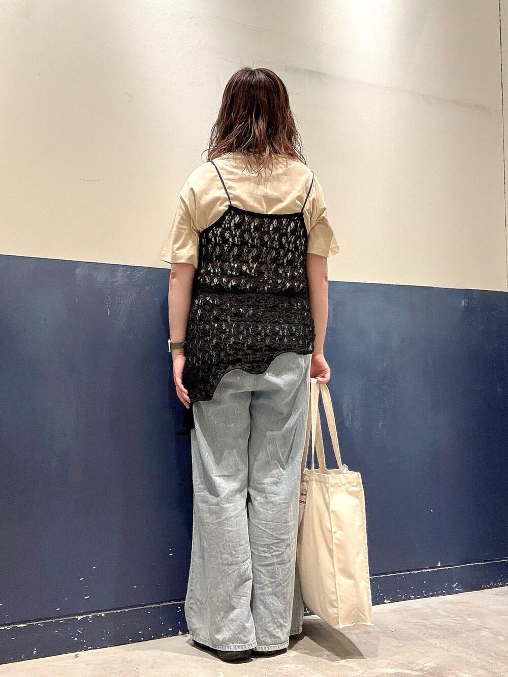 ベージュ系のTシャツ/カットソー、ブルー系のデニムパンツ、ブラック系のタンクトップを着用したレディースの夏コーディネートの3枚目の写真