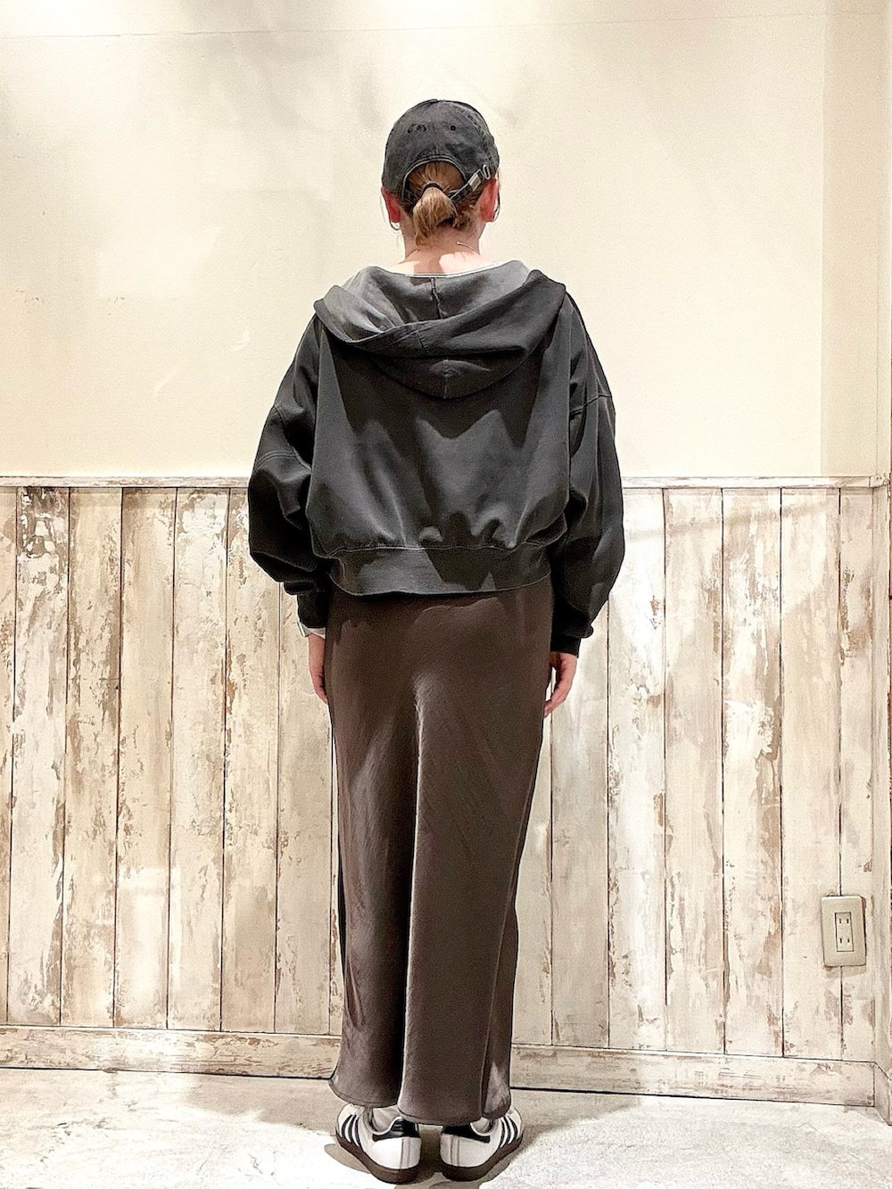 グレー系のスカート、グレー系のパーカー、ホワイト系のTシャツ/カットソーを着用したレディースの春コーディネートの3枚目の写真