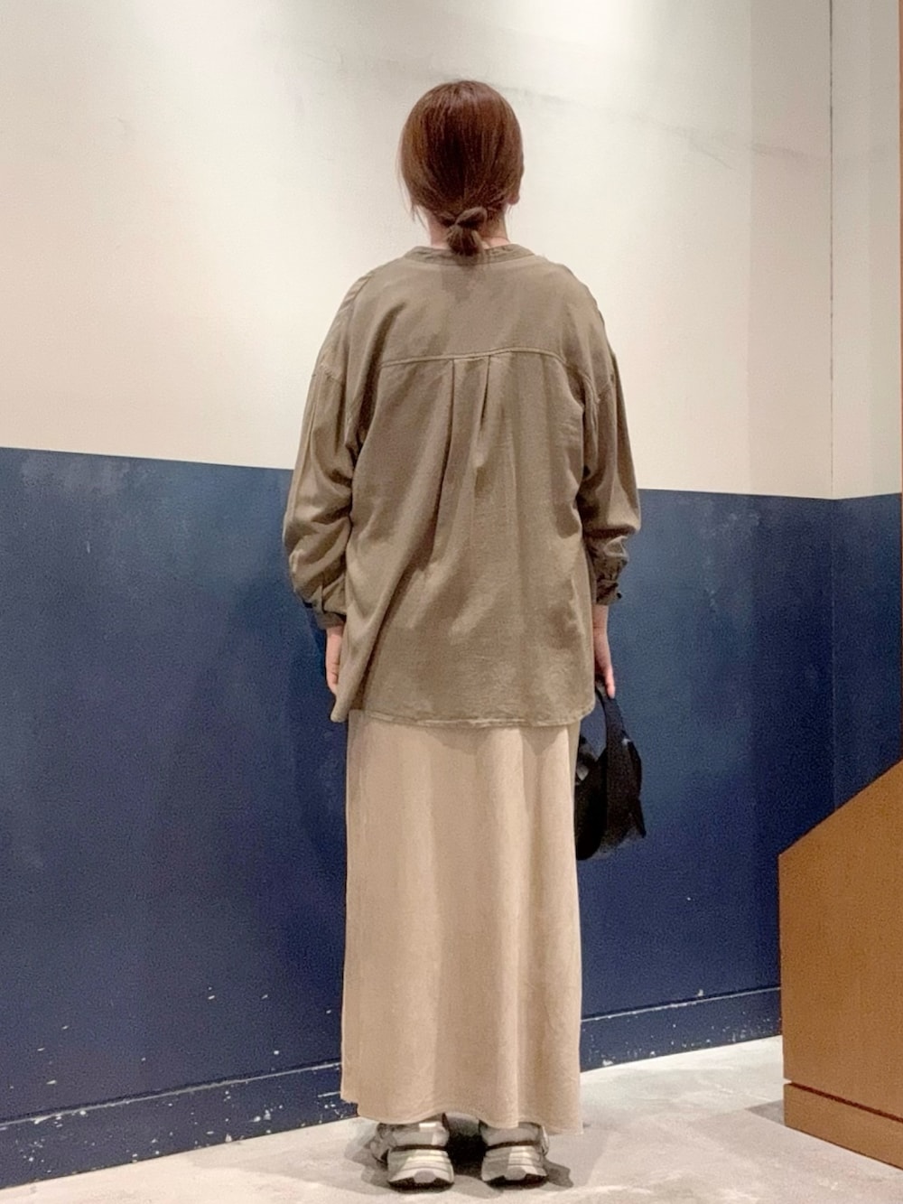グリーン系のシャツ/ブラウス、ホワイト系のTシャツ/カットソー、ブラック系のショルダーバッグを着用したレディースの秋コーディネートの3枚目の写真