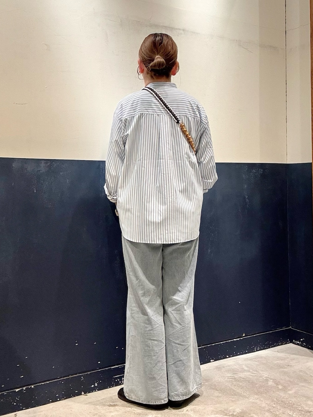 ブラウン系のショルダーバッグ、ブルー系のデニムパンツ、ブルー系のシャツ/ブラウスを着用したレディースの春コーディネートの3枚目の写真